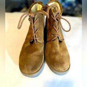 CUSIONAIRE KIRA TAN Suede
Lace-Up Hidden Wedge Memory
Foam Ankle Boots Size-10